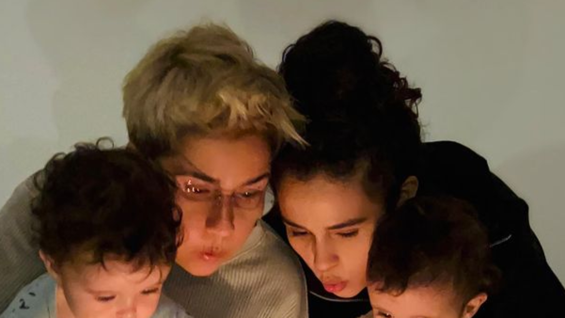 Nanda Costa e Lan Lahn celebram primeiro ano de vida das filhas gêmeas: “Joias”