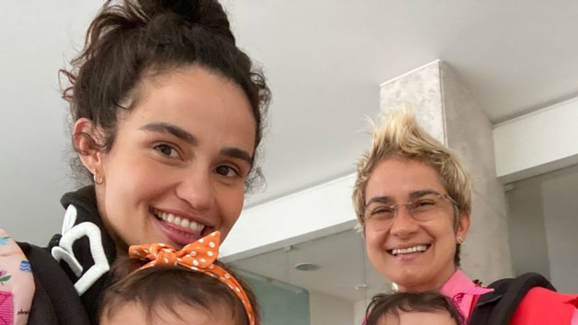 Nanda Costa leva filhas para vacinar e beleza das gêmeas rouba a cena: “Perfeitas”