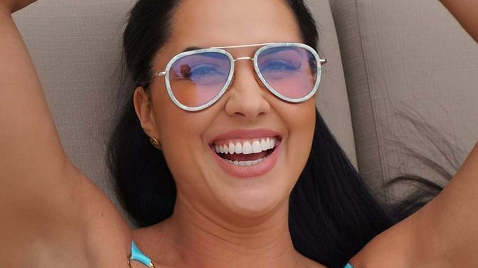 Noiva de Zezé di Camargo, Graciele Lacerda sensualiza de maiô cavado: “Tanta perfeição”