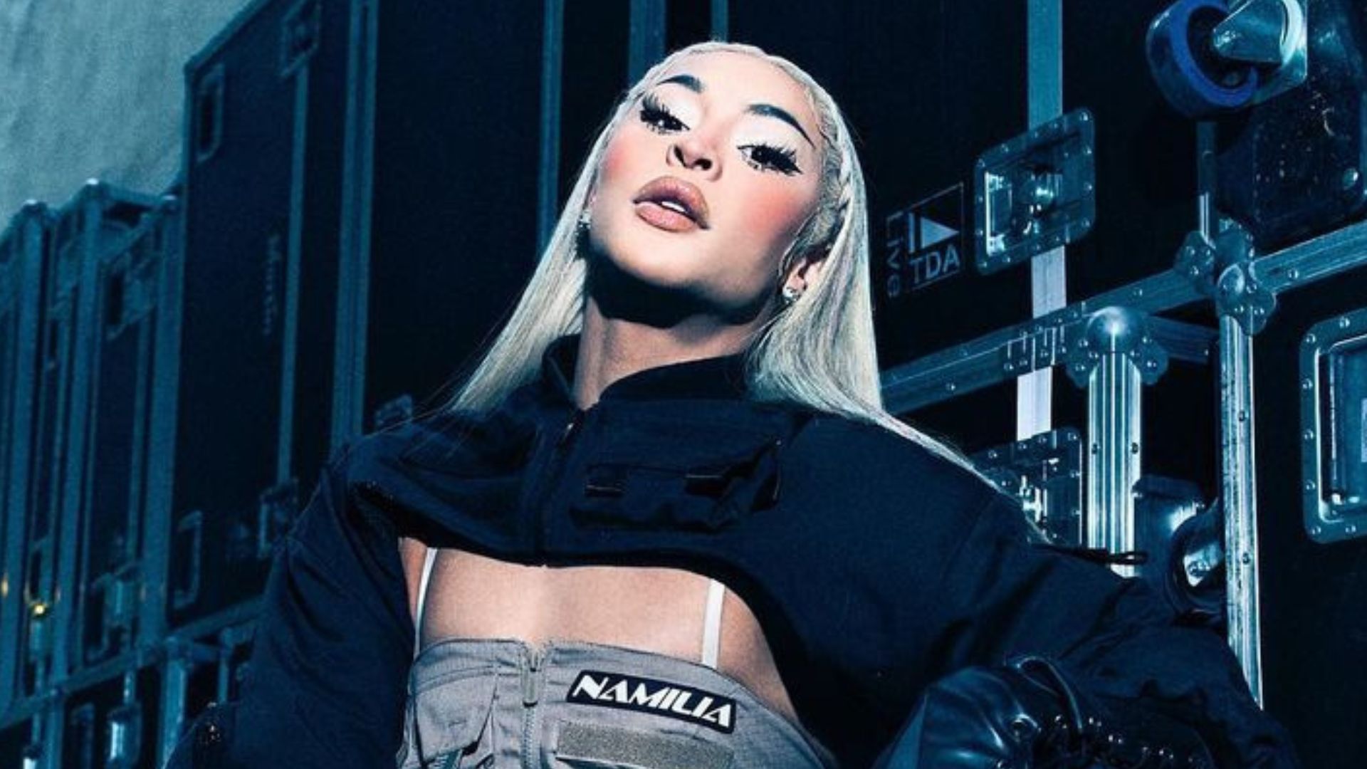 Só de minissaia, Pabllo Vittar abre as pernas em clique e detalhe choca fãs: “É enorme”