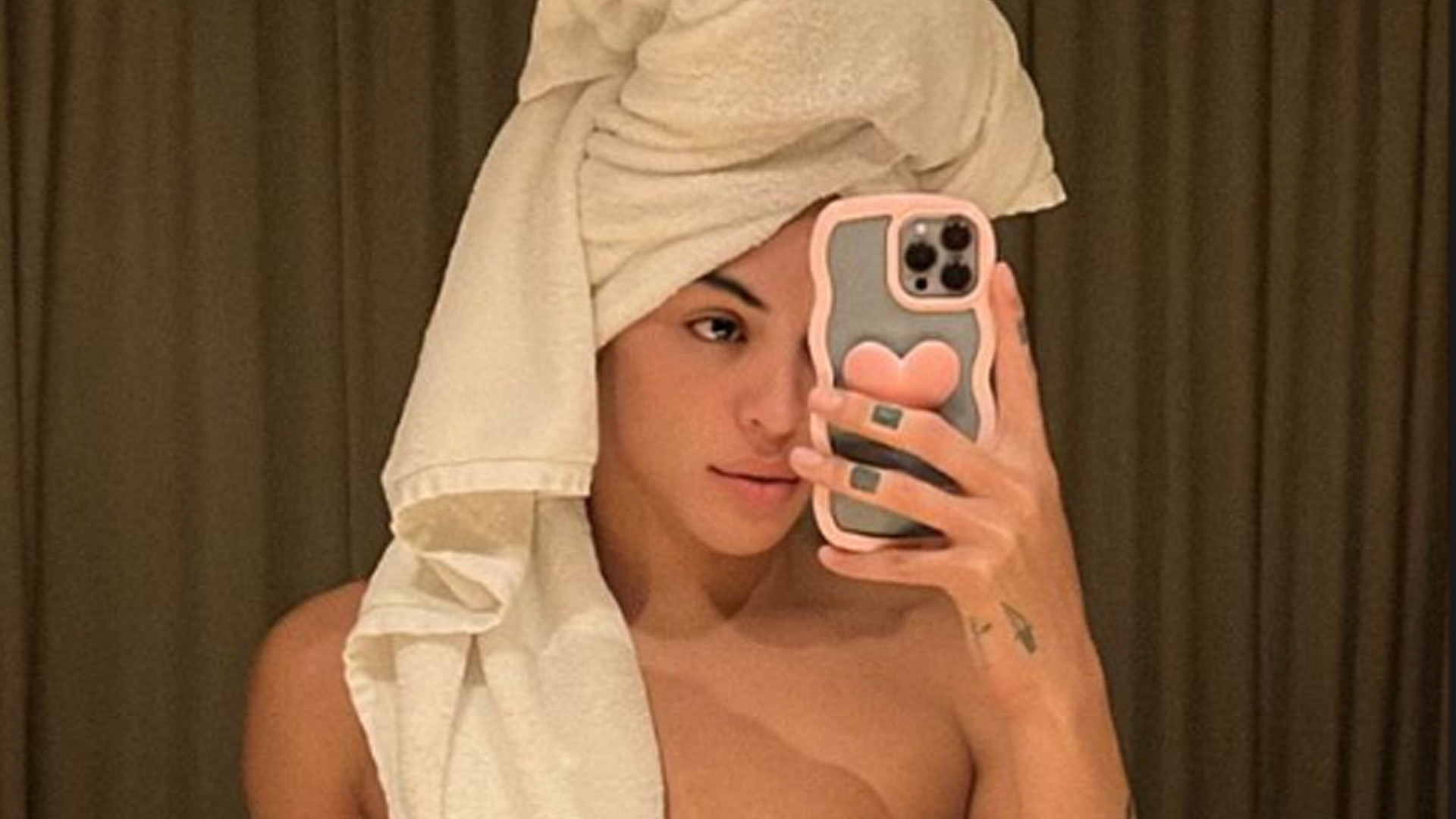 Pabllo Vittar posa só de calcinha e deixa partes íntimas marcando