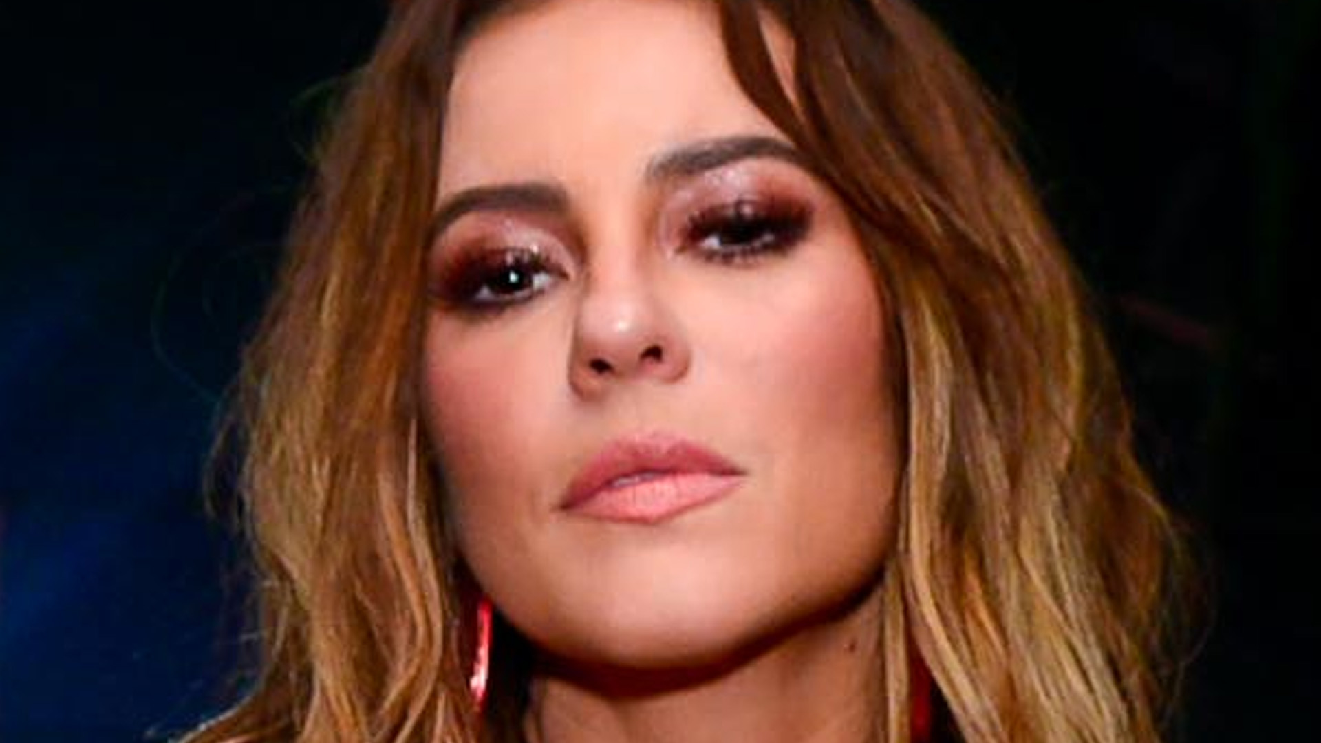 Paolla Oliveira choca com cabelos curtinhos e look ousado em evento de Carnaval
