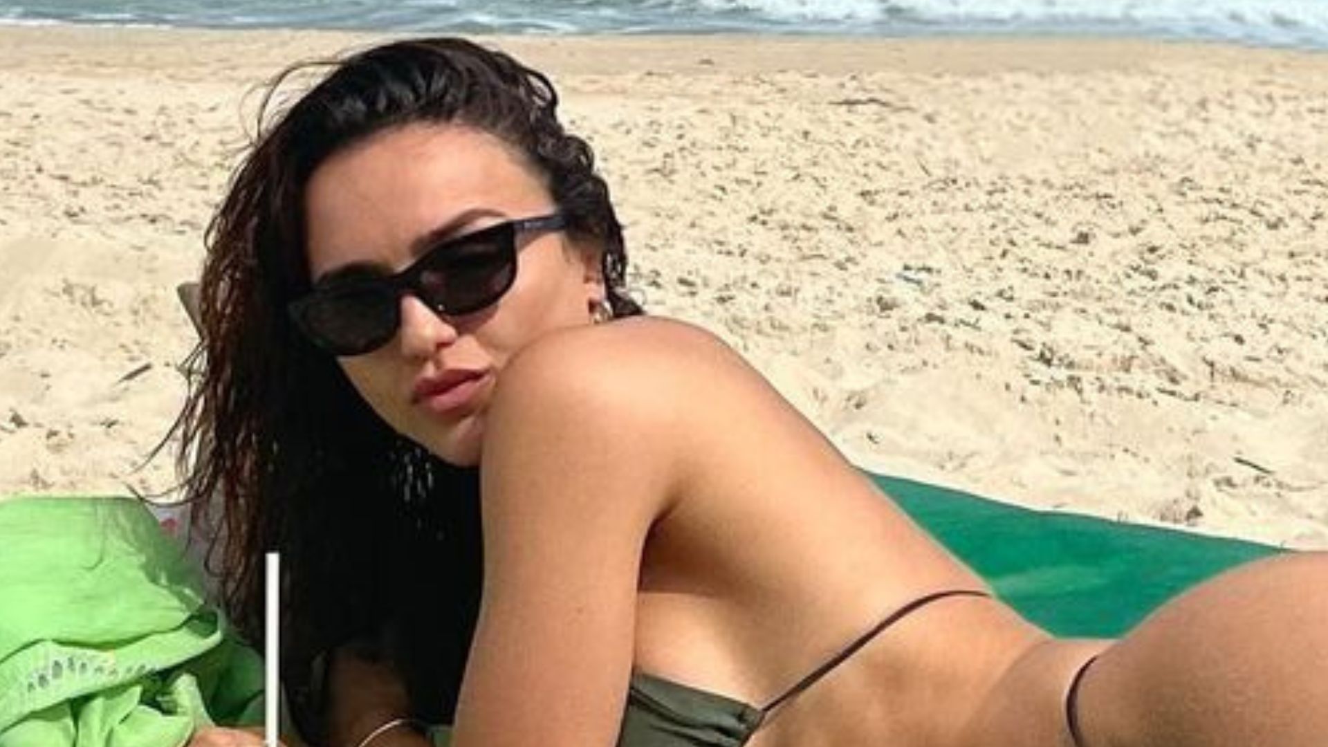 Rafa Kalimann empina o bumbum na praia e faz biquíni fio-dental cavado sumir: “Deusa”