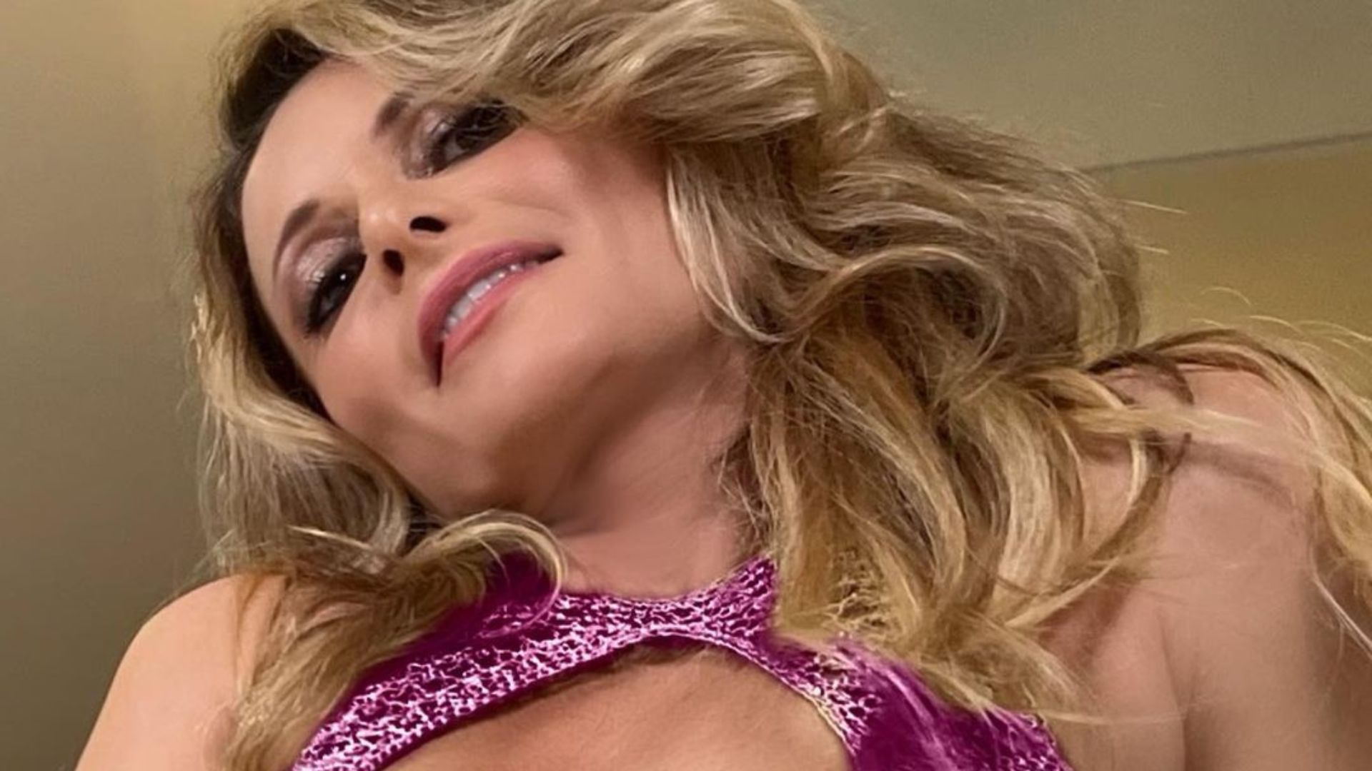 Rita Guedes elege ângulo estratégico e foca no decote em top recortado: “Obra de arte”