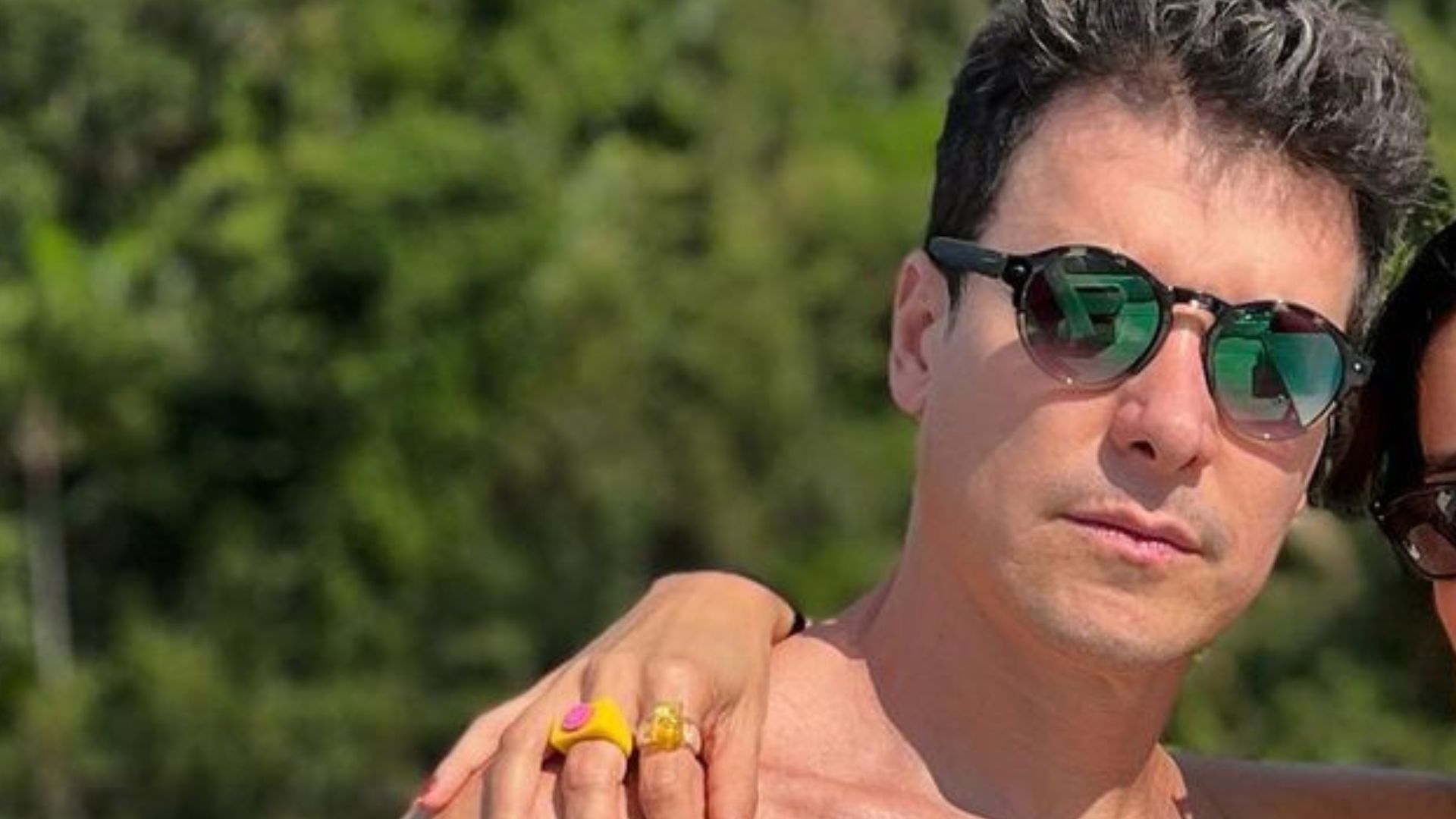 Descamisado, Rodrigo Faro agarra a esposa no barco e deixa mão boba escapar: “Casalzão”