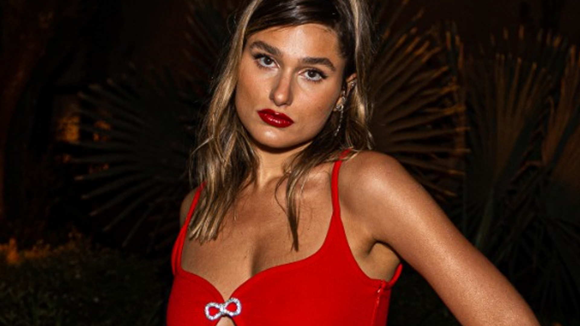 Sasha Meneghel estende decote em vestido curtinho e rouba a cena em evento chique