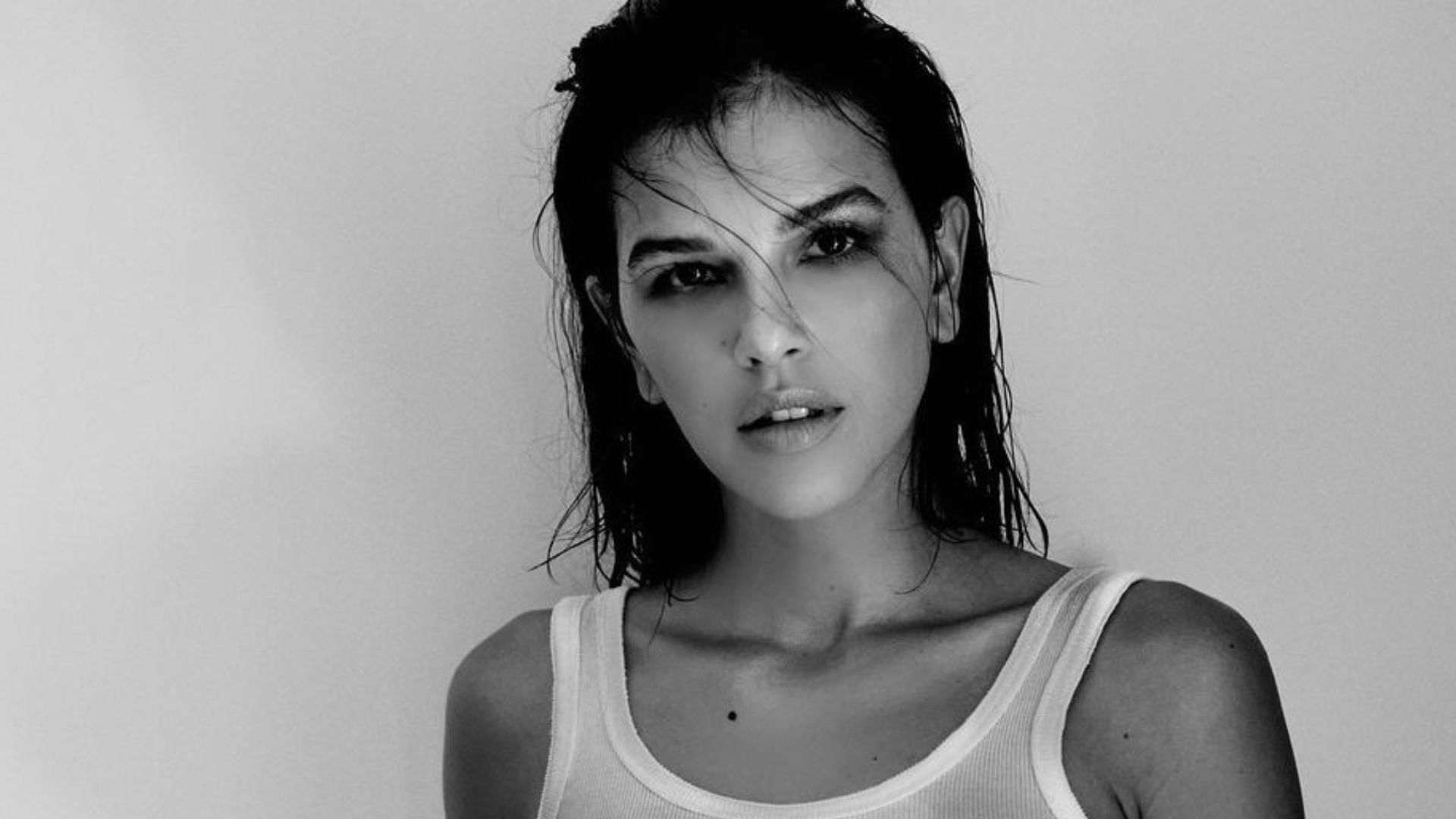 Seminua, Mariana Rios abaixa calcinha e seios volumosos escapam da blusa: “Delícia”