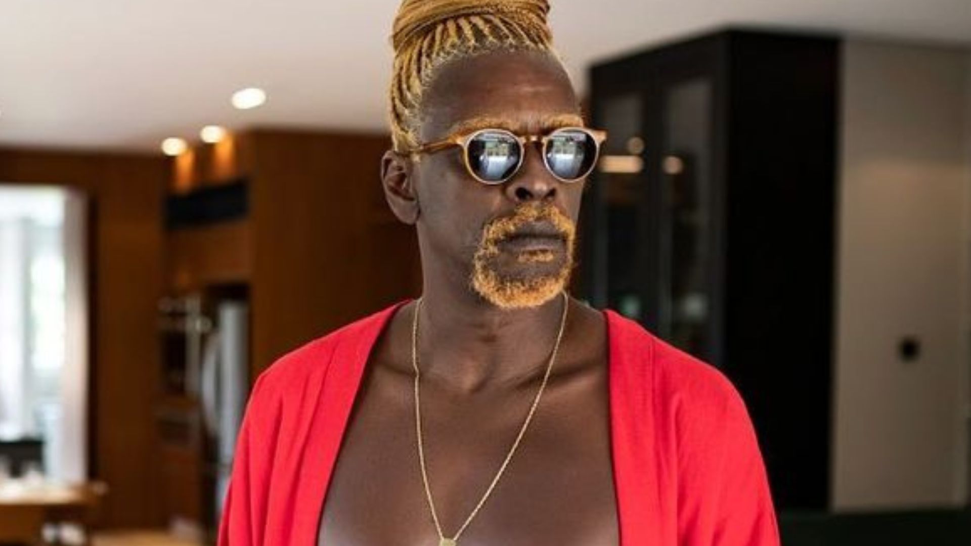 Seu Jorge é vaiado e sofre ato preconceituoso em show: “Serão responsabilizados”