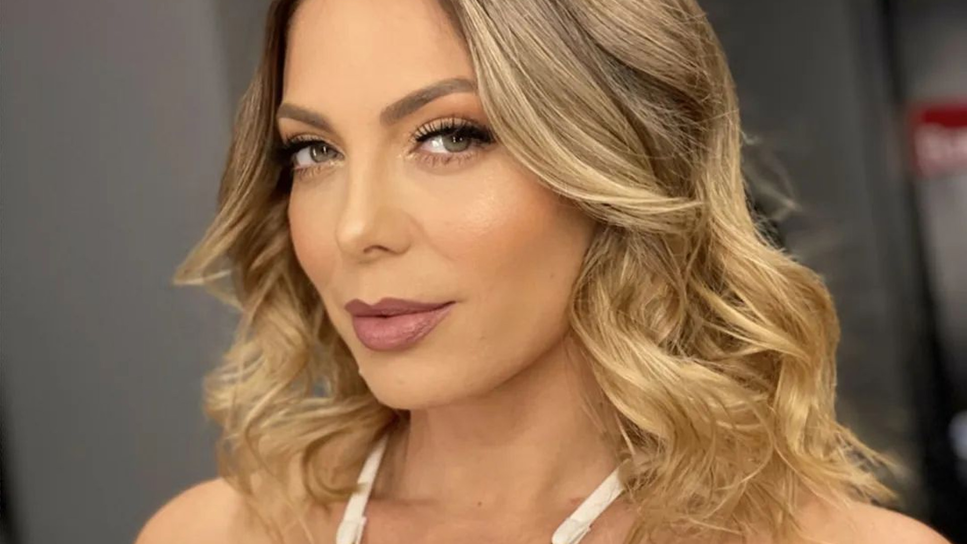 Solteira, Sheila Mello arrasa com decotão e dá volta por cima: “Espetáculo”