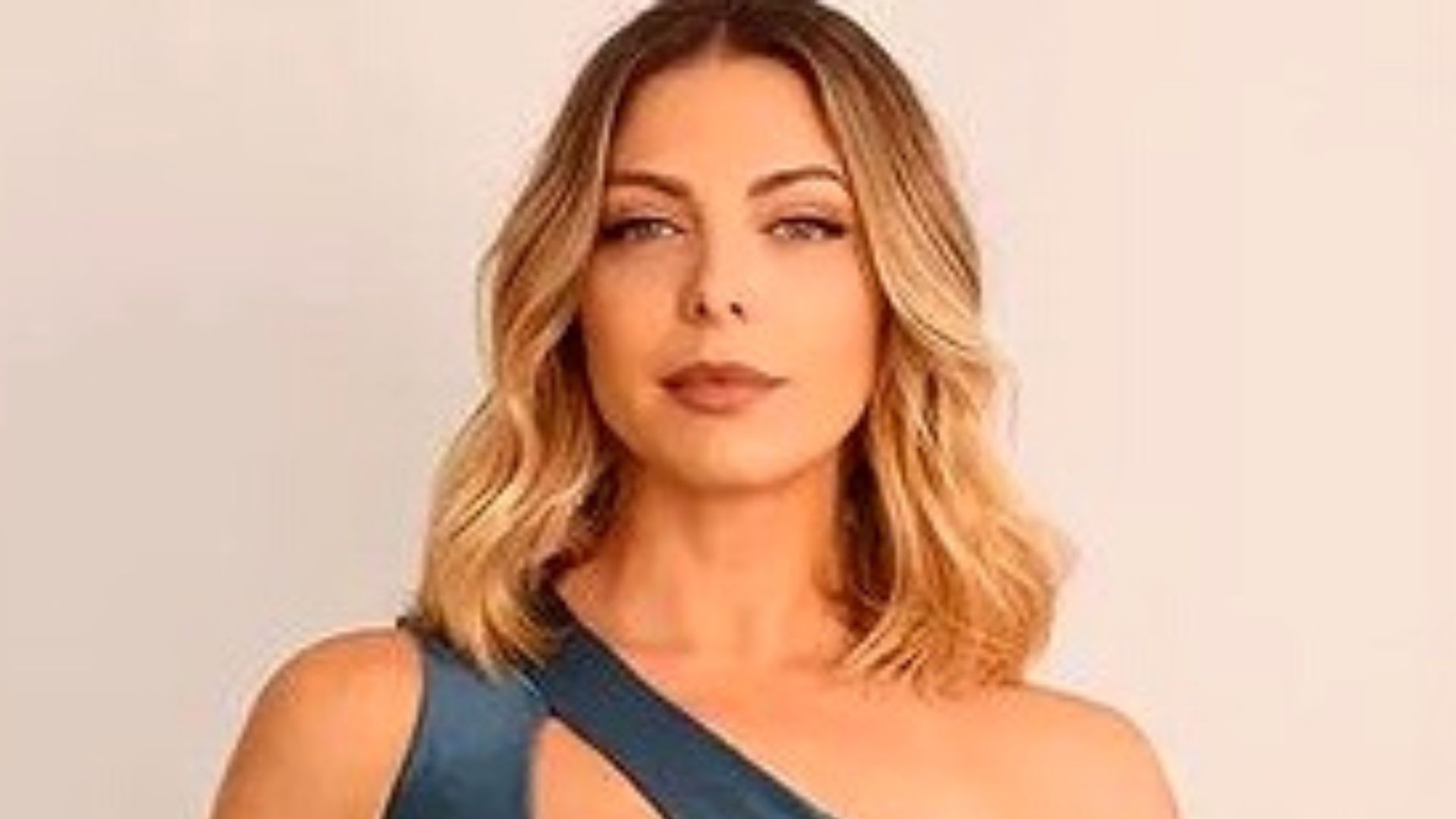 Aos 44 anos, Sheila Mello surge em foto inédita e exibe corpão sarado em vestido coladíssimo: “Maravilhosa”