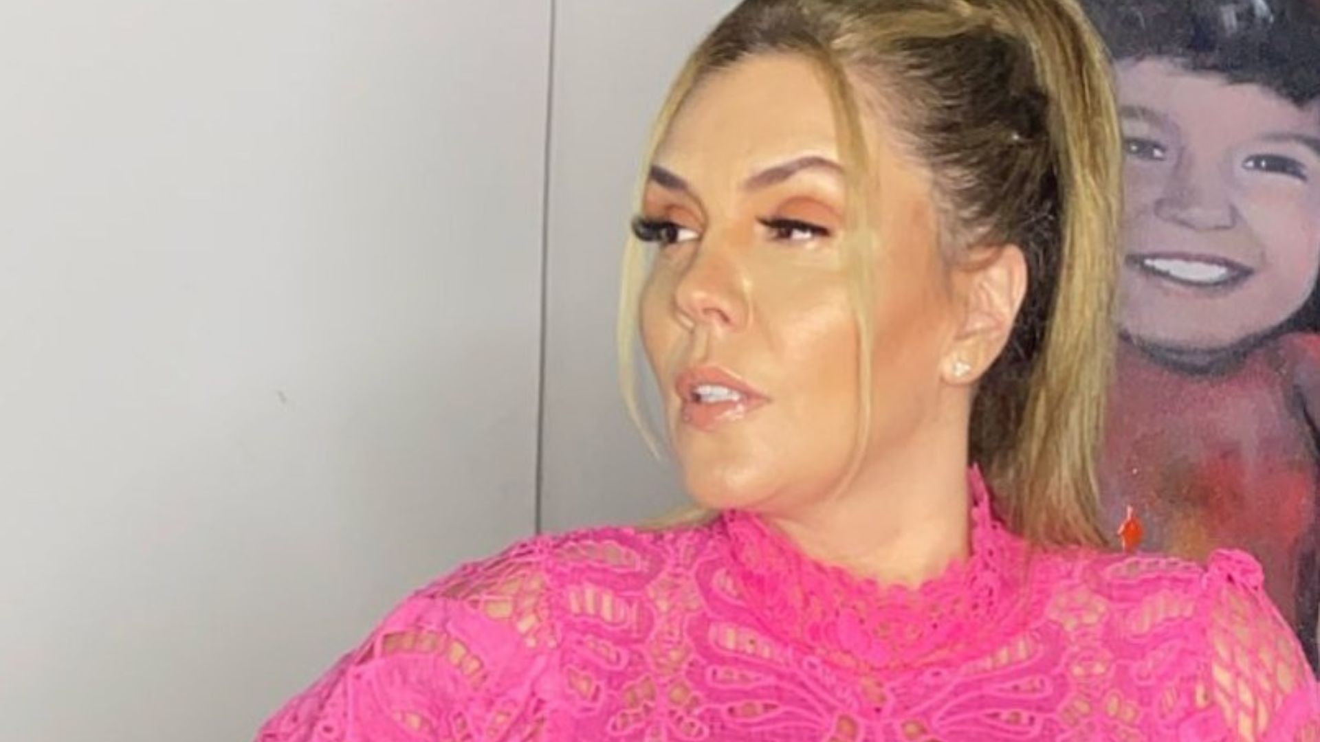 Na luta contra o câncer, Simony elege blusa rendada e deixa decote à mostra: “Inspiração”