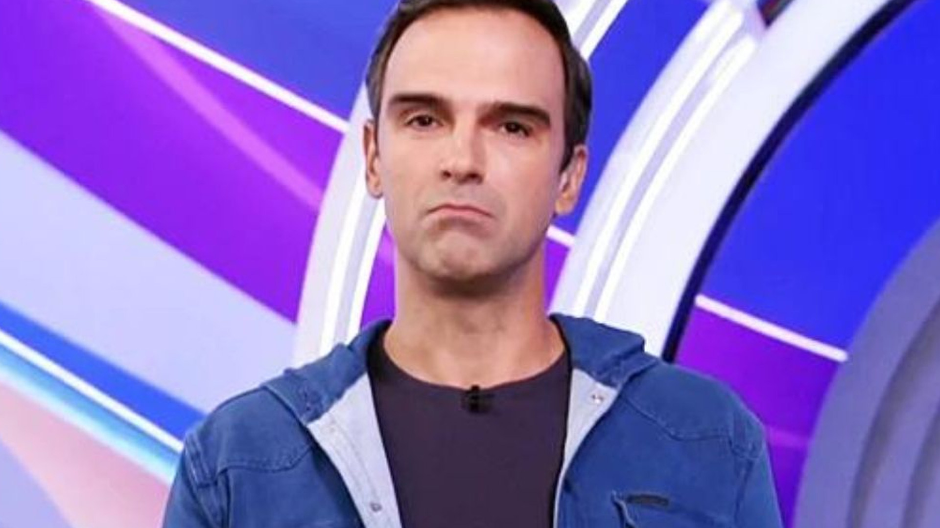 Tadeu Schmidt renova visual e até família desaprova novo look: “Não é filtro”