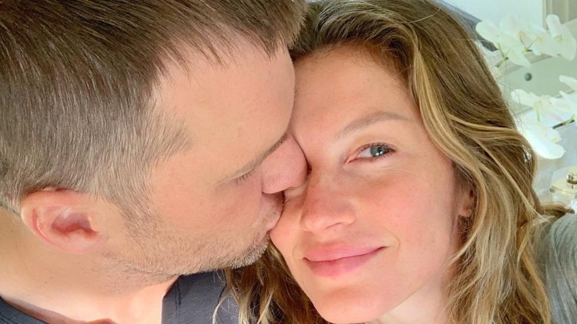 Entre crise e suposto divórcio, Tom Brady é visto feliz em evento sem Gisele Bündchen