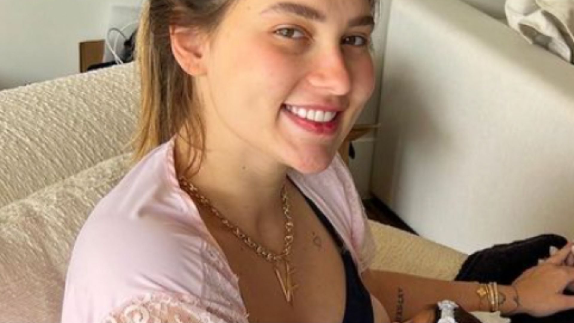 Bem patricinha! Virgínia Fonseca faz as unhas enquanto amamenta a filha: “Plena”