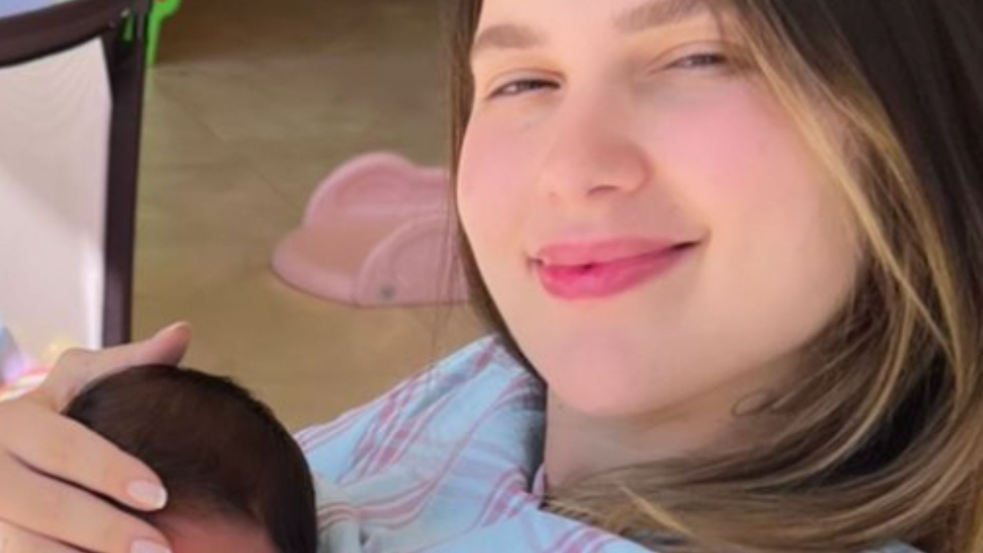 Virgínia Fonseca toma sol com a filha recém-nascida nos braços: “É a sua cara”