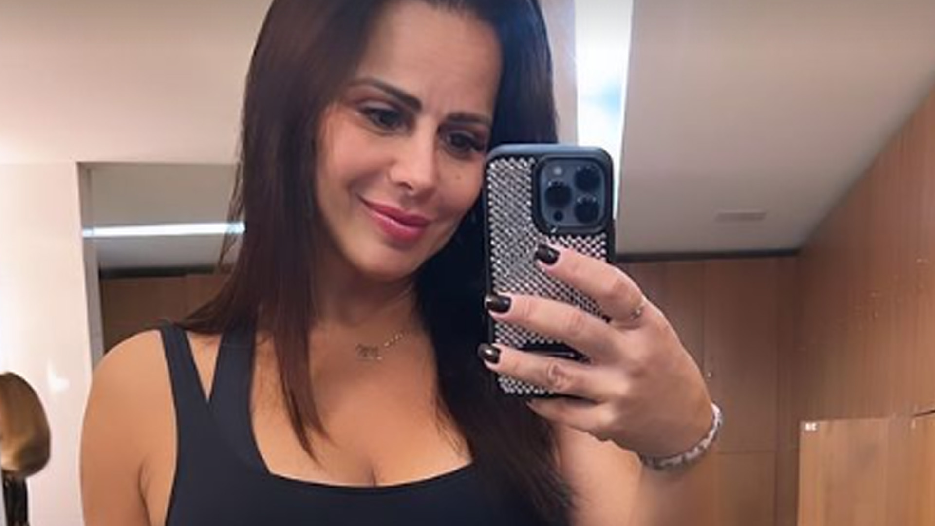 Viviane Araújo malha de body colado e exibe curvas um mês após parto: “Tô na luta”