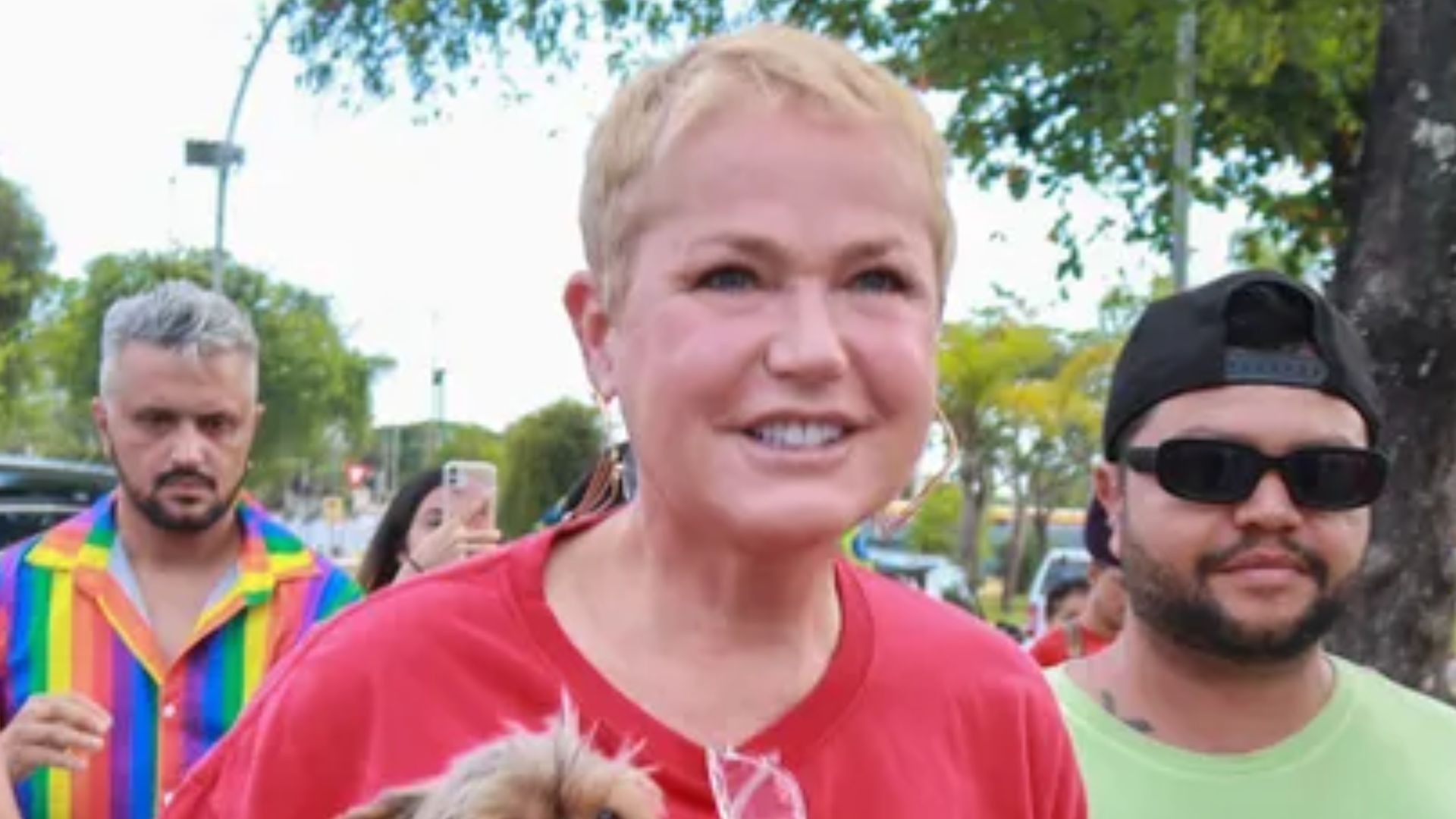 Gente? Xuxa Meneghel leva cachorro de estimação para votar no segundo turno