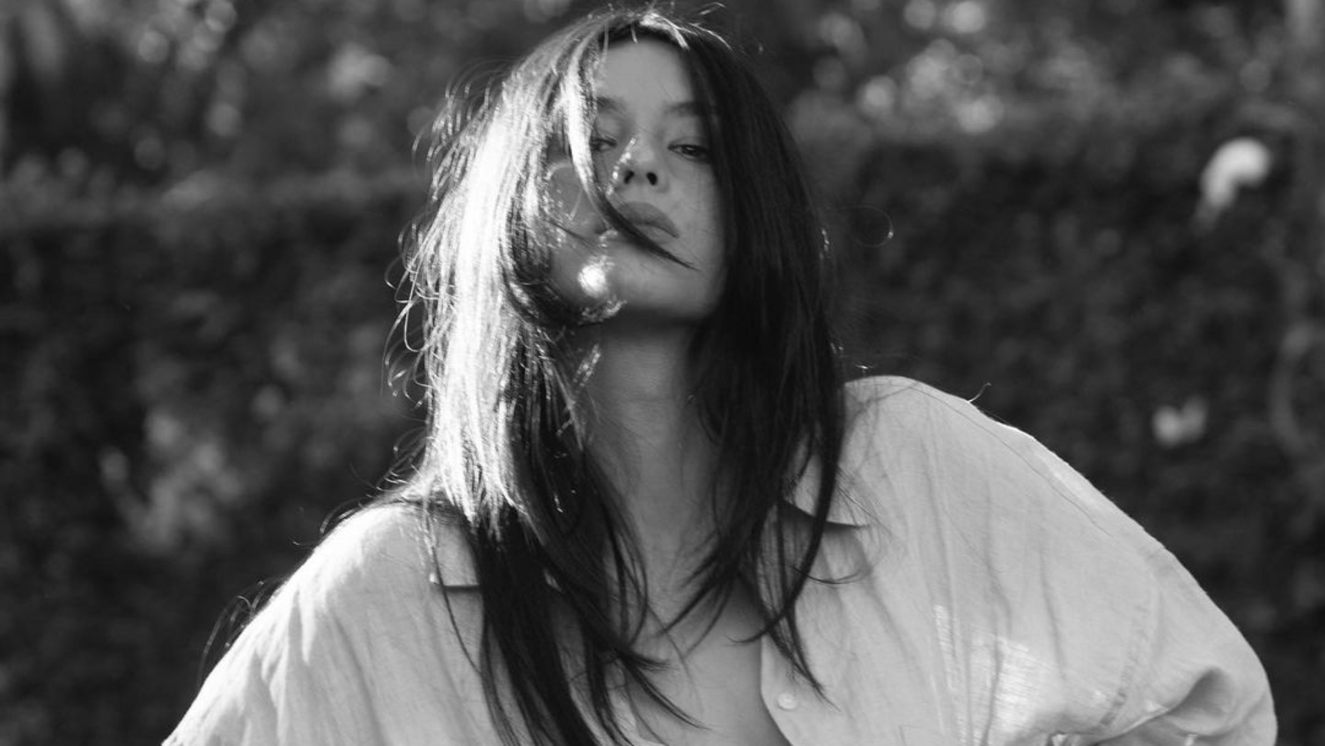 Sem sutiã, Yanna Lavigne abre a blusa e deixa seios escaparem: “Lindíssima”