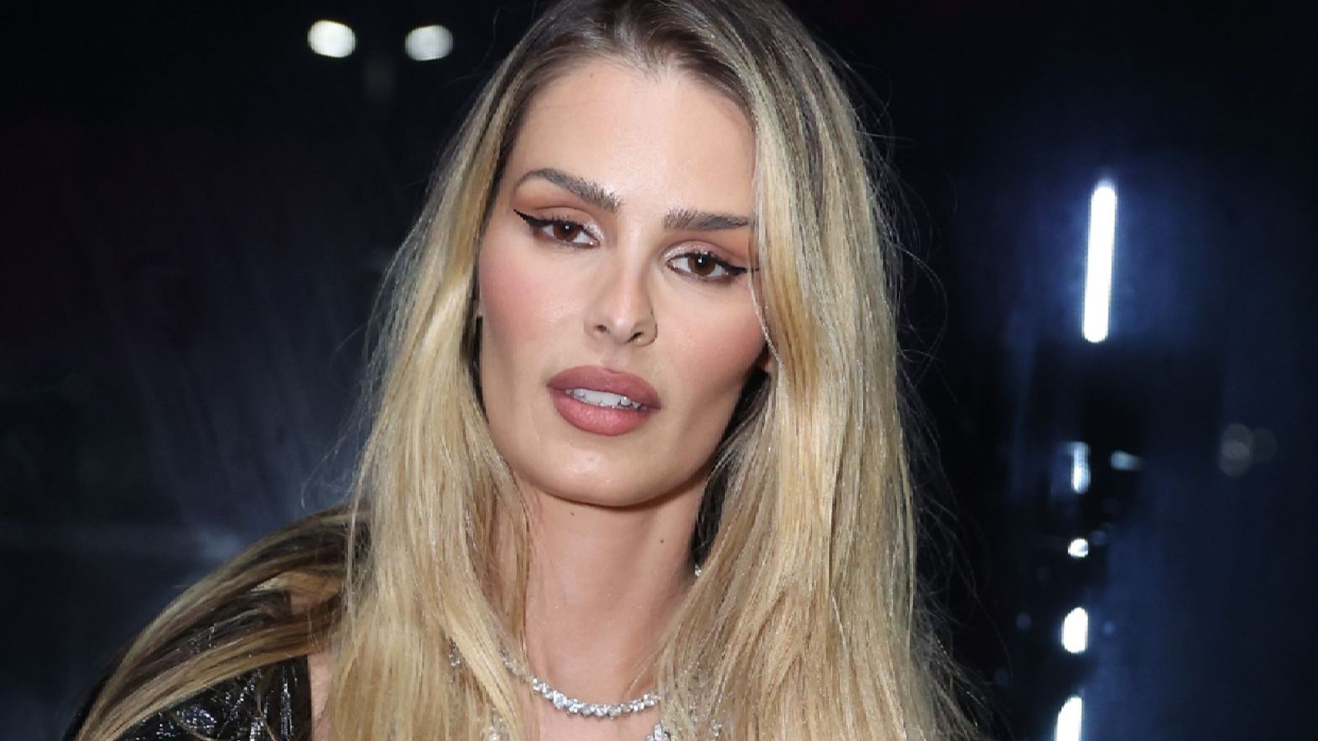 Ousada, Yasmin Brunet escandaliza em look com lingerie toda à mostra na festa de Pocah