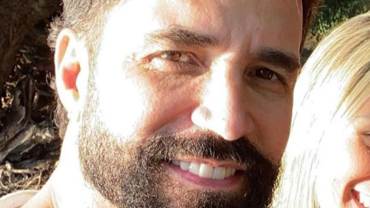 Em clique raríssimo, Latino mostra dois de seus dez filhos durante passeio: “Minhas crianças”