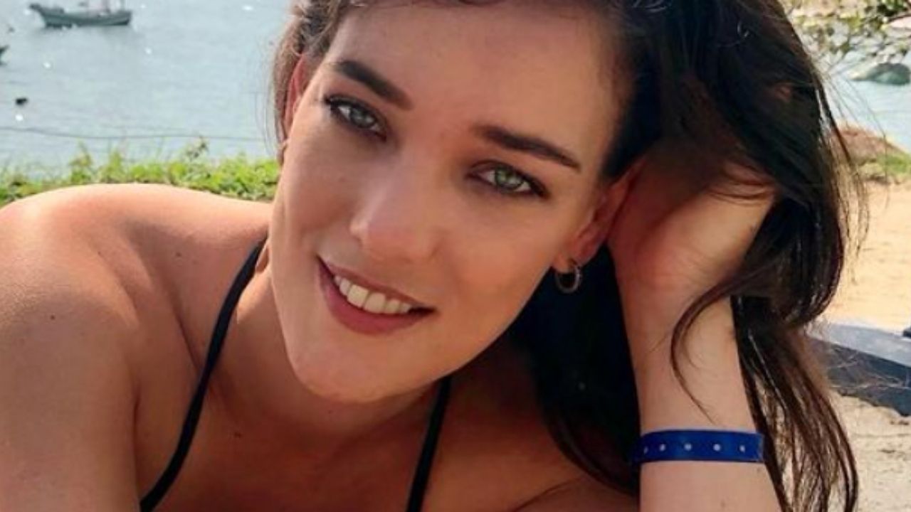 De fio-dental, Adriana Birolli causa nas redes sociais ao deixar bumbum em evidência: “Que corpão”