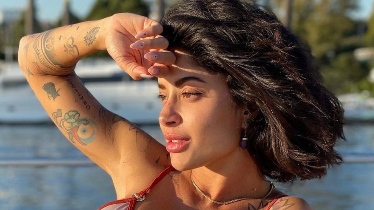 Ex-Riscado, Aline Campos exibe cinturinha de pilão em biquíni mínimo: “Musa”