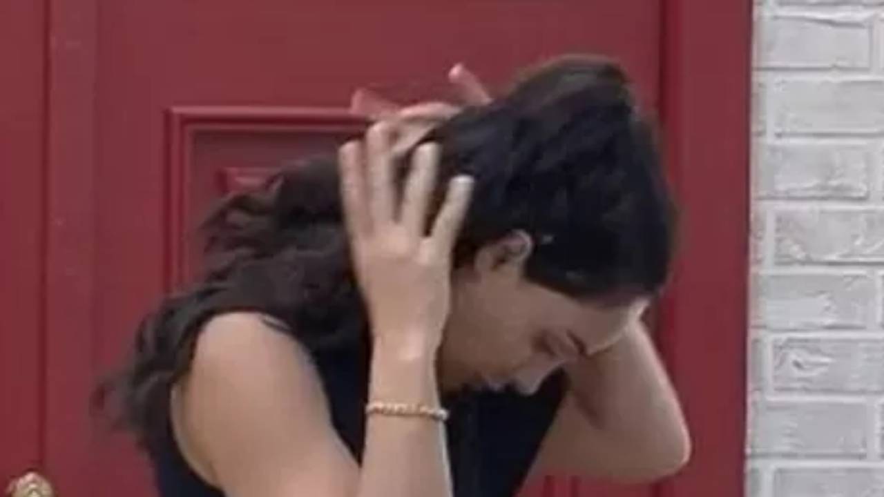 A Fazenda 13: Após voltar da Roça, Aline Mineiro se descuida e paga peitinho ao trocar de roupa