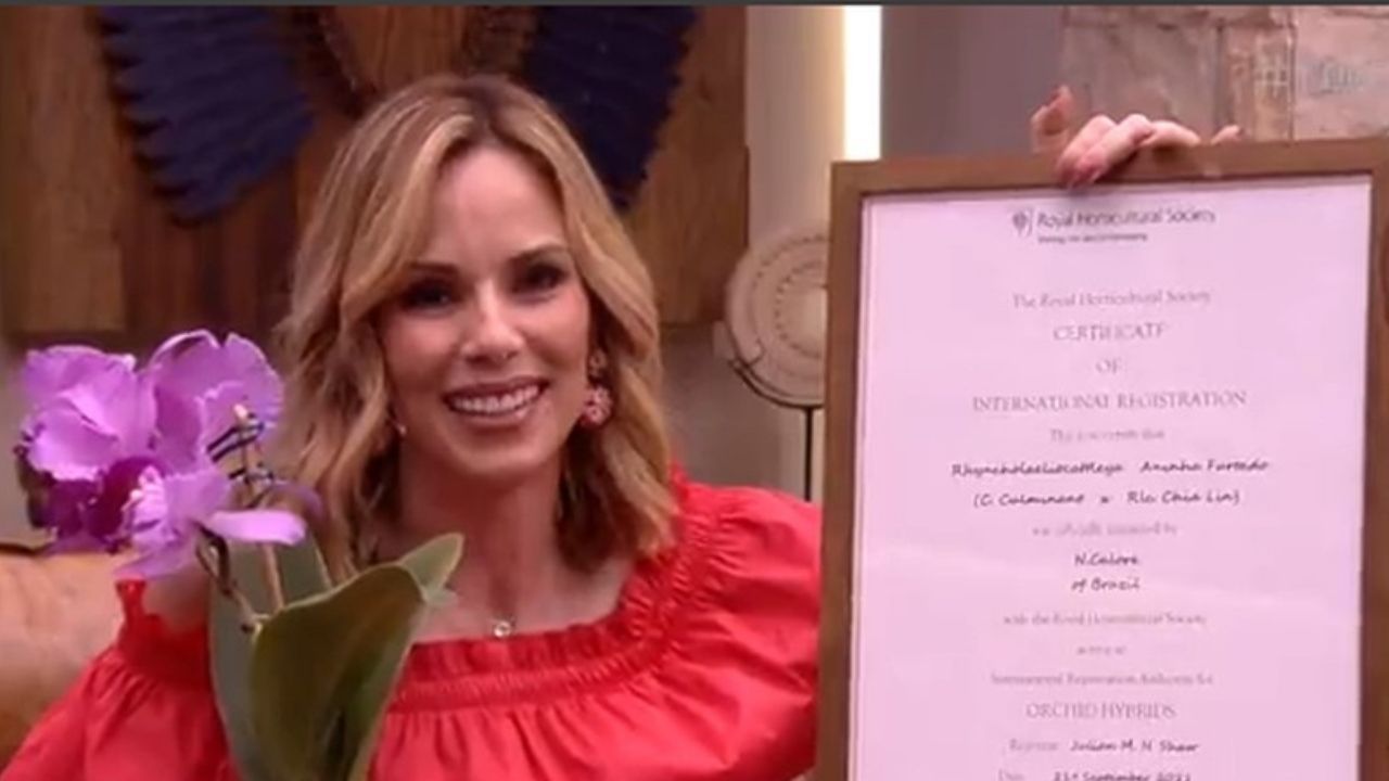 Ana Furtado se emociona ao receber flor com seu nome e relembra quando enfrentou o câncer de mama: “Exemplo dessa luta”