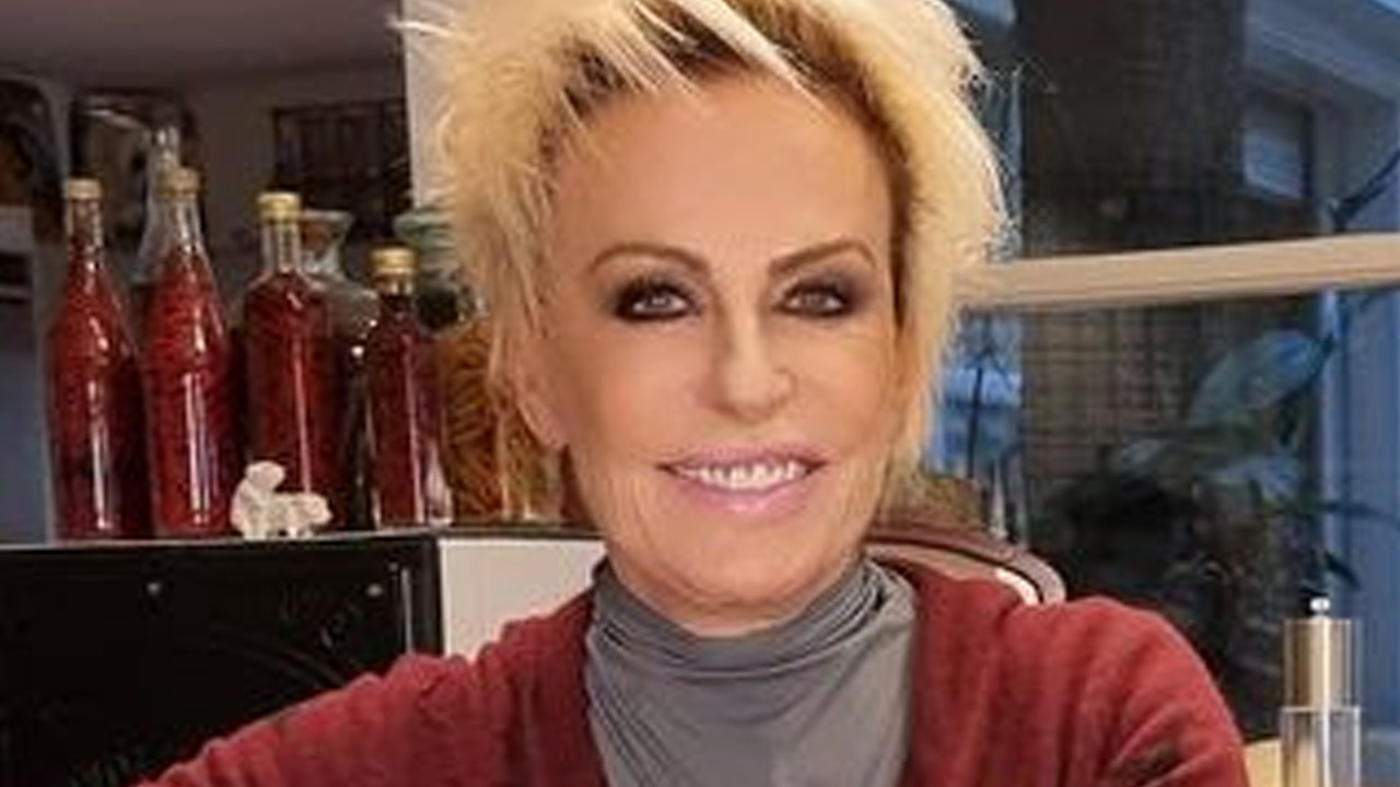 Ana Maria Braga mostra camarim do ‘Mais Você’ e coleção de calçados choca: “Mulher, quanto sapato”