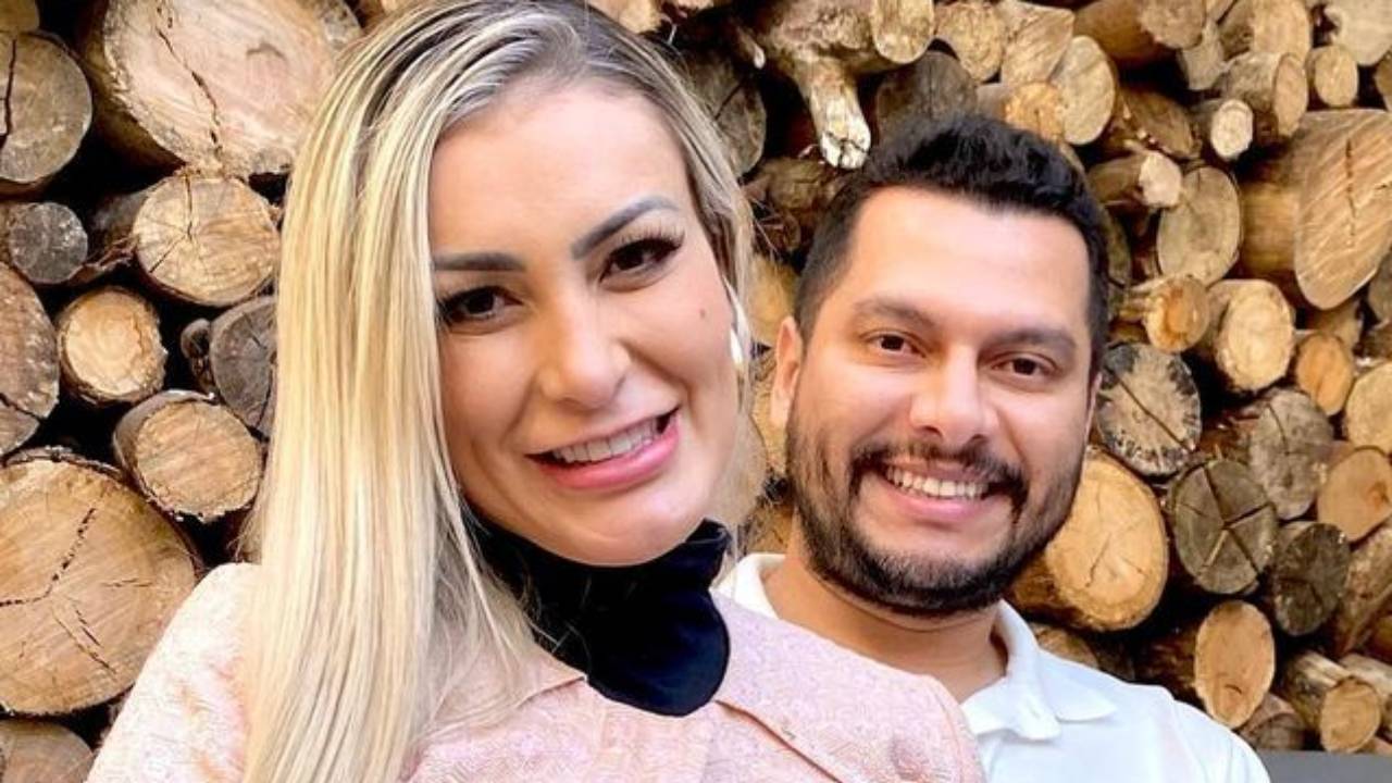 Aos cinco meses, Andressa Urach se emociona ao sentir o bebê se mexer pela primeira vez: “Deu um chute”