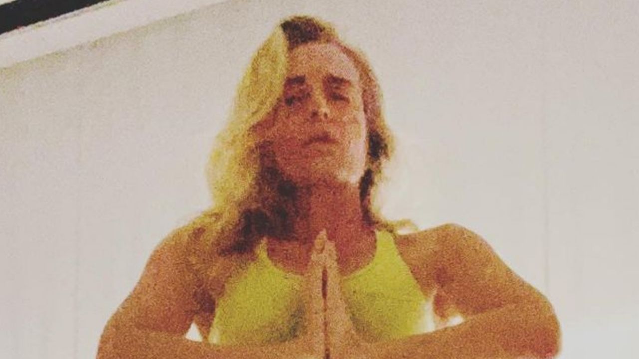 Usando top e microshortinho, Angélica exibe barriga super sarada enquanto faz meditação: “Obra de arte”