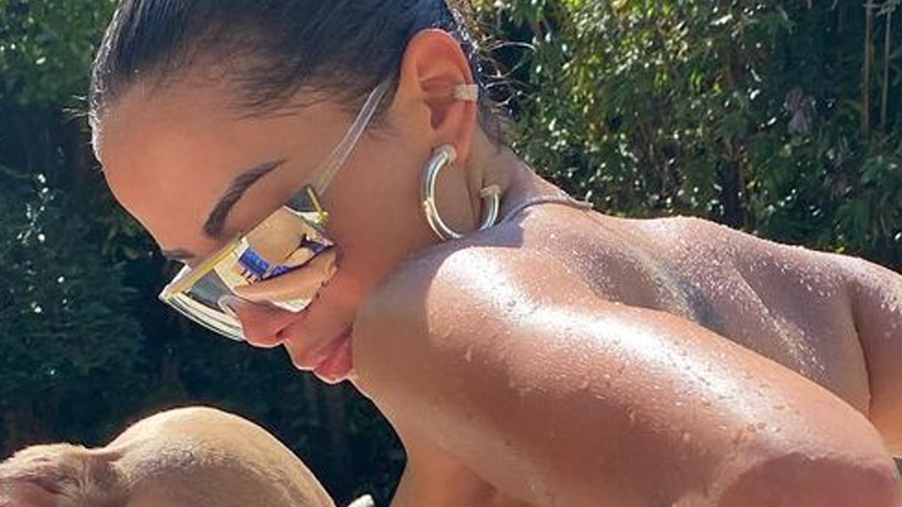 Anitta arranca parte de cima do biquíni e garante bronzeado livre no exterior: “Maravilhosa”