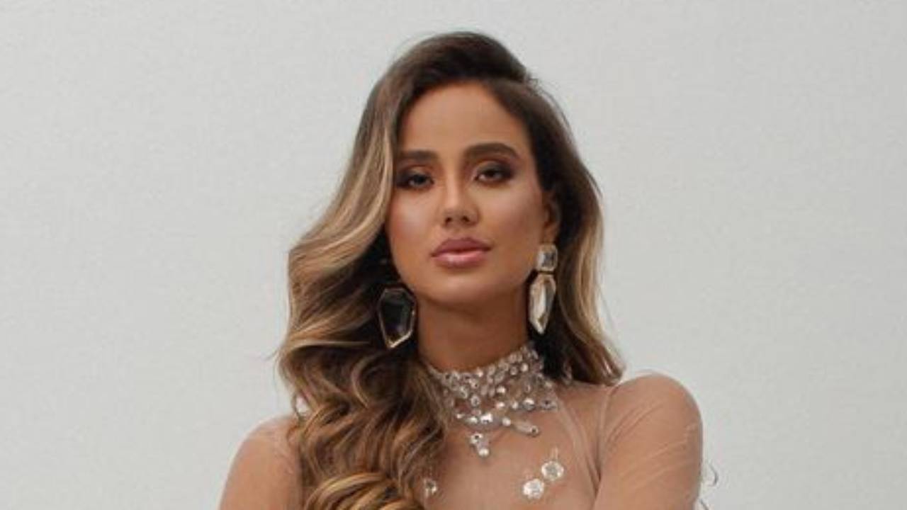 Aos oito meses, esposa de Sorocaba ostenta barrigão em vestido transparente: “Curvas mais lindas”