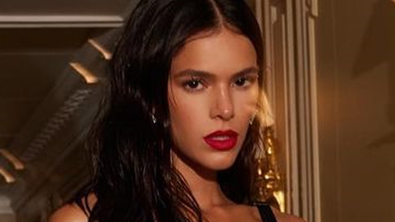 Bruna Marquezine abre casaco e mostra corpão por baixo, sensualizando só de top e calcinha