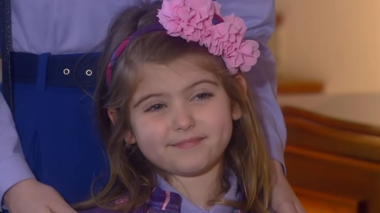 Cinco anos após sucesso em ‘Carinha de Anjo’, Lorena Queiroz chama atenção por mudança na aparência: “Um pouco diferente”