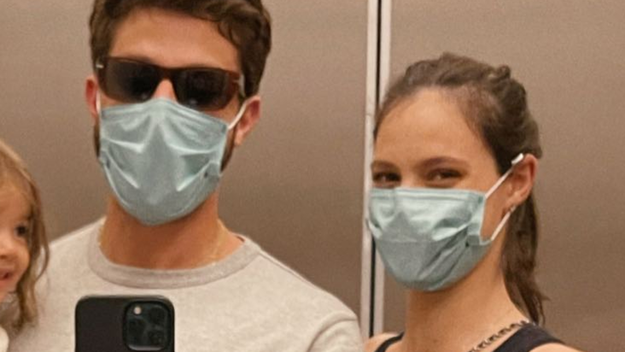 Chay Suede e Laura Neiva posam agarradinhos na herdeira e barrigão da atriz impressiona: “Minha vida!”