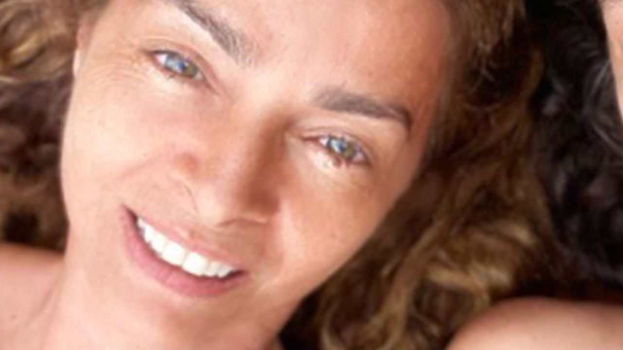 Claudia Ohana posa em clique raríssimo com a filha de 38 anos e semelhança choca: “Quem é quem?”