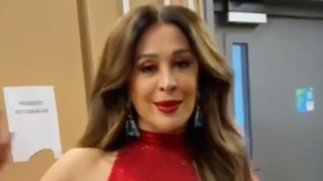 Claudia Raia elege vestido com fenda absurda e coladíssimo ao corpo para o Domingão: “Uma deusa”