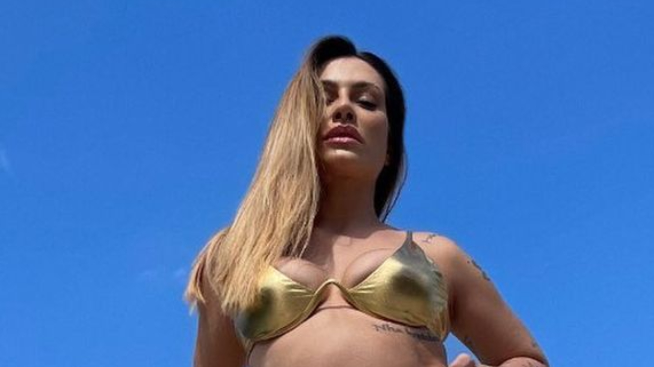 Cleo puxa biquíni dourado até o limite e ostenta curvas poderosas aos 39 anos: “Monumento!”