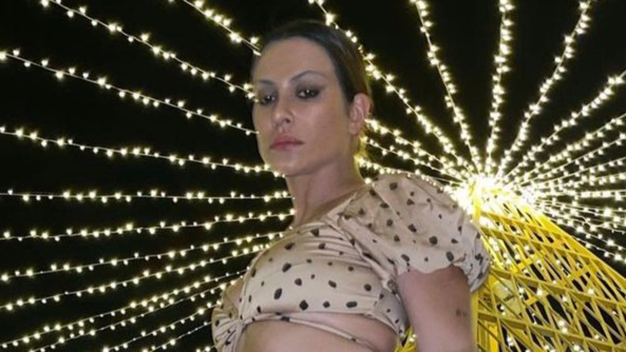 Cleo aposta em saia justinha com fenda e bumbum avantajado impressiona: “Que gata!”