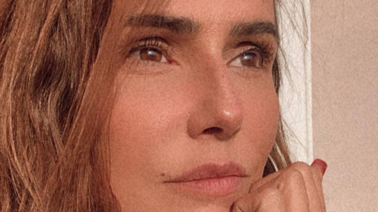 Na cama, Deborah Secco faz topless em ensaio ousado e mexe com a imaginação da web: “Sexy”