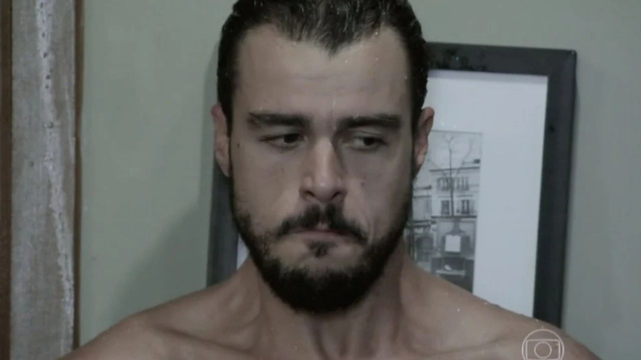 Império: Enrico acaba sendo pego de surpresa no banho e é obrigado a fazer sexo com Felipe: “É como o papai dele”