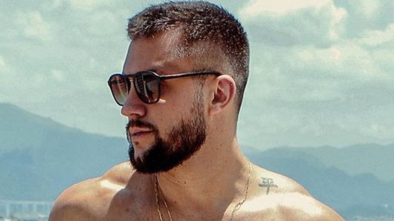 Ex-BBB Arthur Picoli posa sem camisa exibindo abdômen trincado e leva web à loucura: “Gostoso”