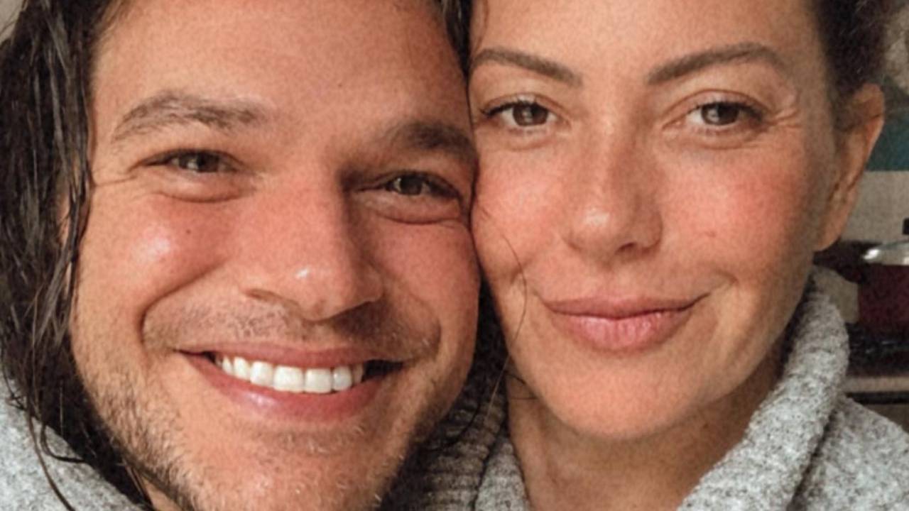 Aos seis meses, Fabiula Nascimento ganha carinho de Emílio Dantas no barrigão: “Muito amor envolvido”