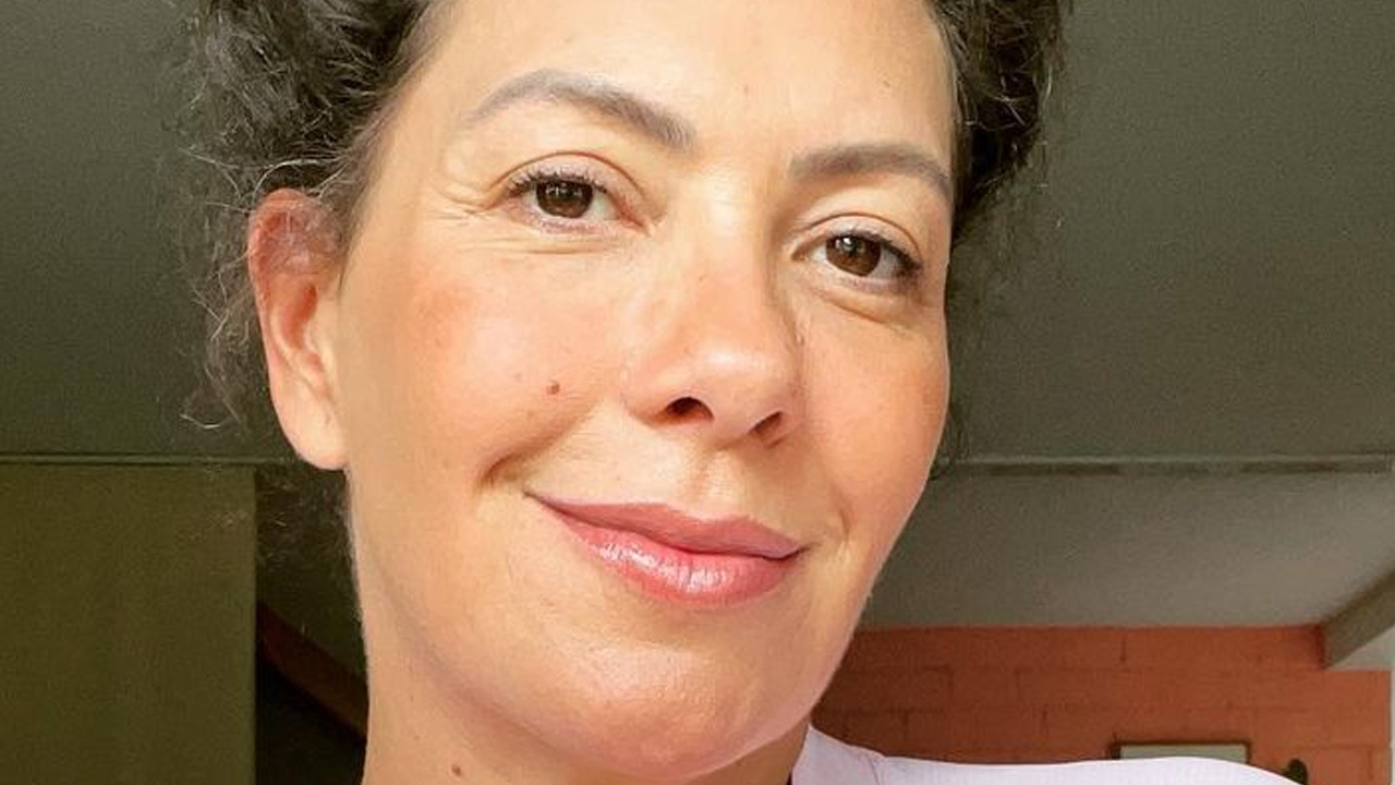 Fabiula Nascimento faz alongamento para receber gêmeos e mostra barrigão estourando: “Abre espaço”