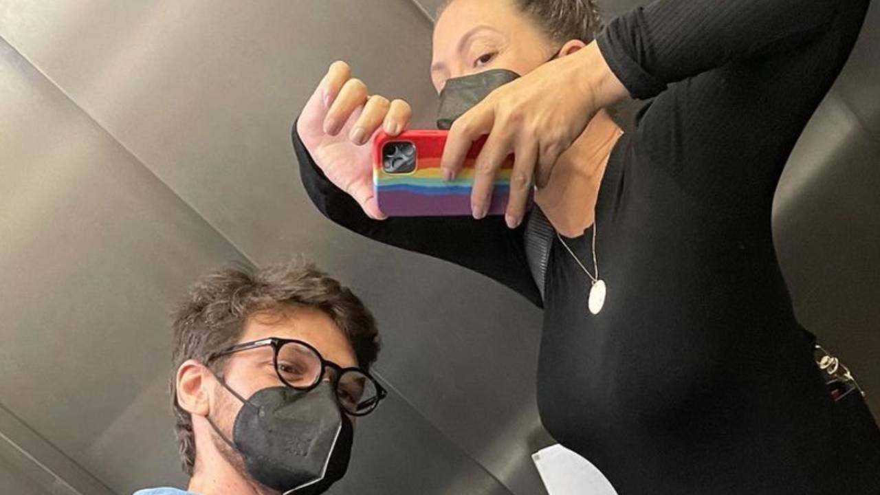 Aos seis meses, Fabiula Nascimento ostenta barrigão de gêmeos em vestido coladinho: “Tá enorme”