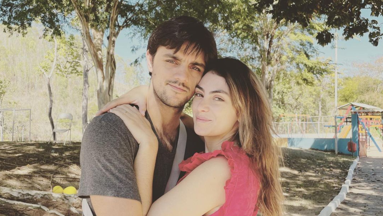 Longe da família, Felipe Simas mostra chamada de vídeo com os herdeiros e a esposa e desabafa: “Incompleto”