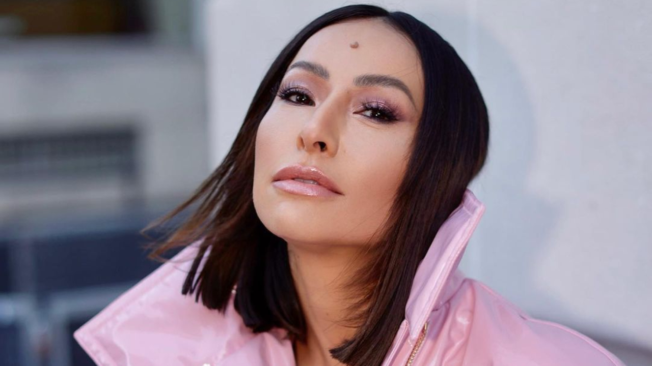 Vestida de bruxinha, filha de Sabrina Sato rouba a cena ao fazer risada maligna para a câmera: “Coisa fofa”