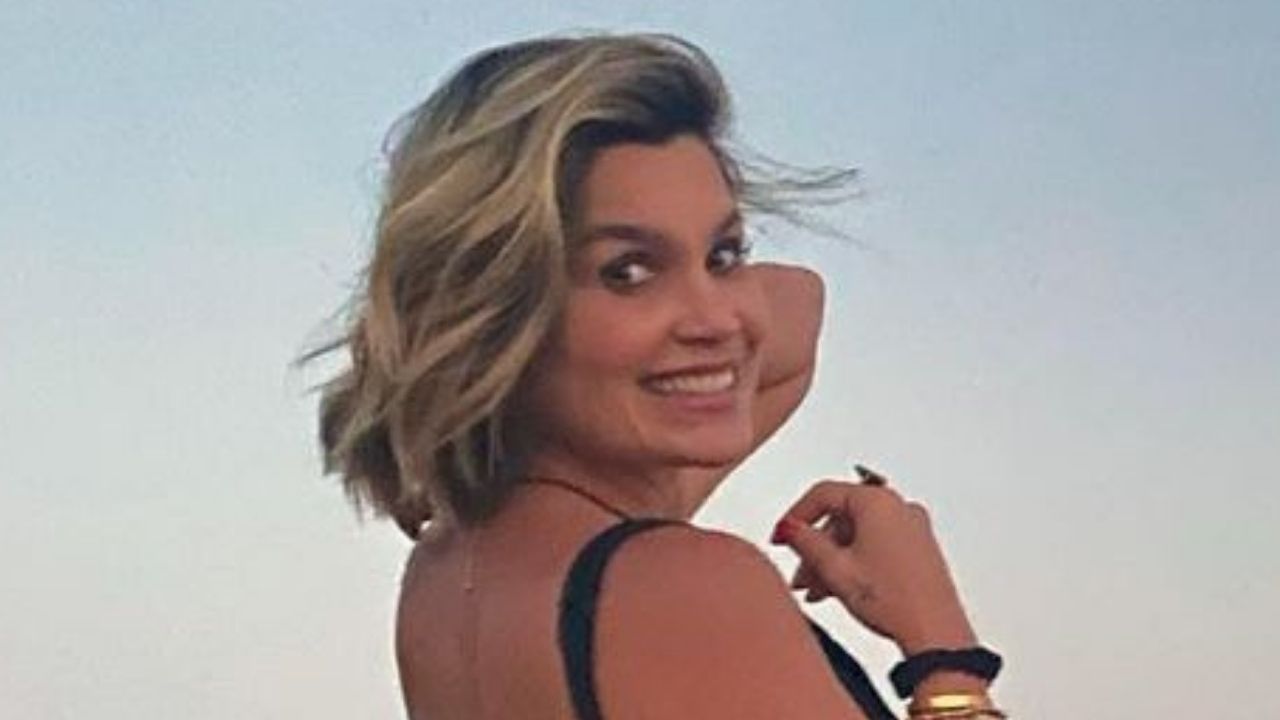 De biquíni minúsculo, Flávia Alessandra empina bumbum GG no Egito e fãs babam: “Passando mal”