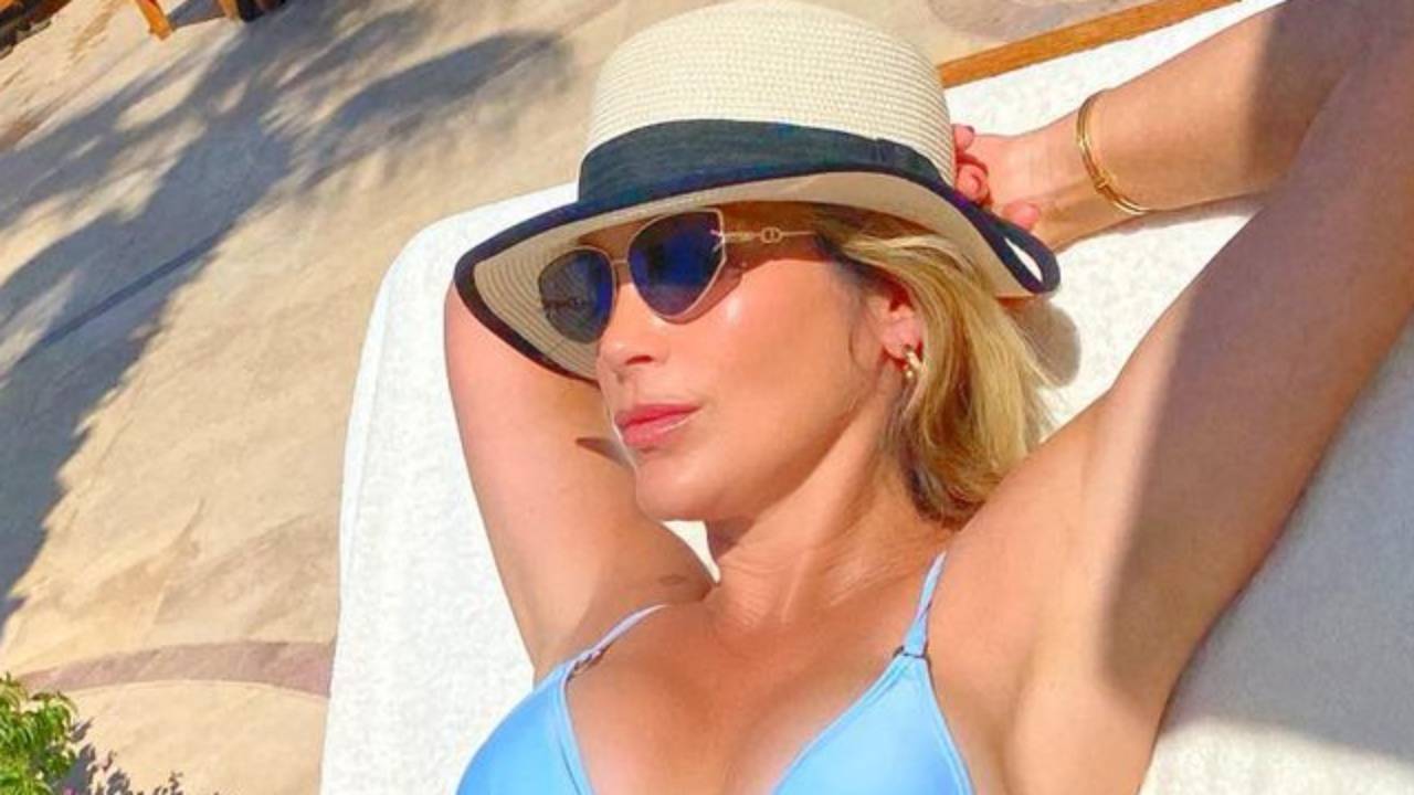 Flávia Alessandra puxa biquíni fininho no limite e rouba a cena no Egito com corpão escultural: “Que mulher”